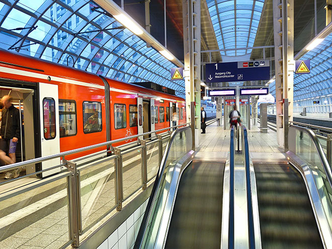 Ein dekoratives Bild von einem Deutsche Bahn Personenbahnhof.