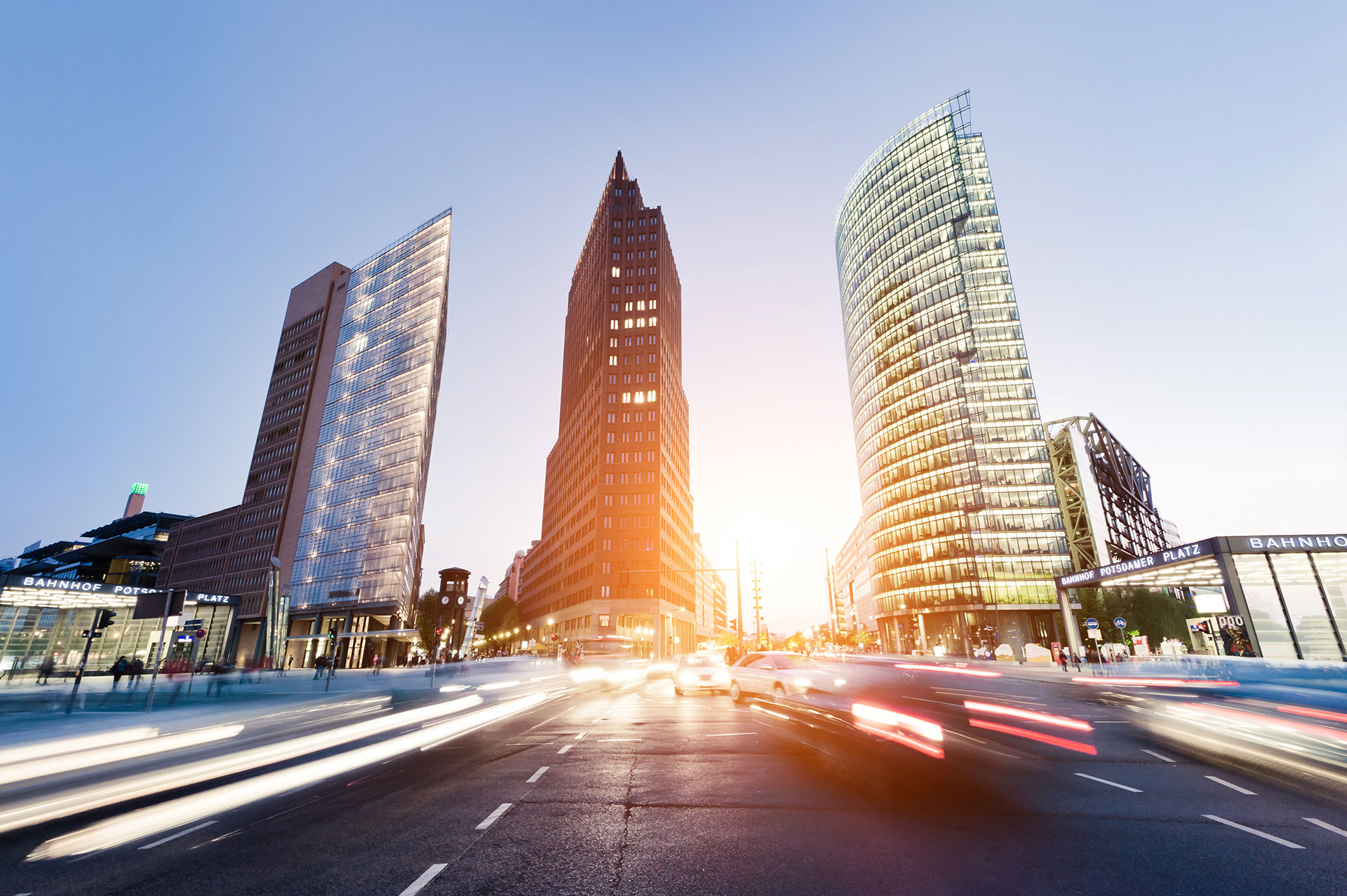 „Modernes Stadtbild am Potsdamer Platz mit M2-Branding und dem Slogan ‚We unleash the potential of your data‘ – M2 als Partner für NextGen BI.“