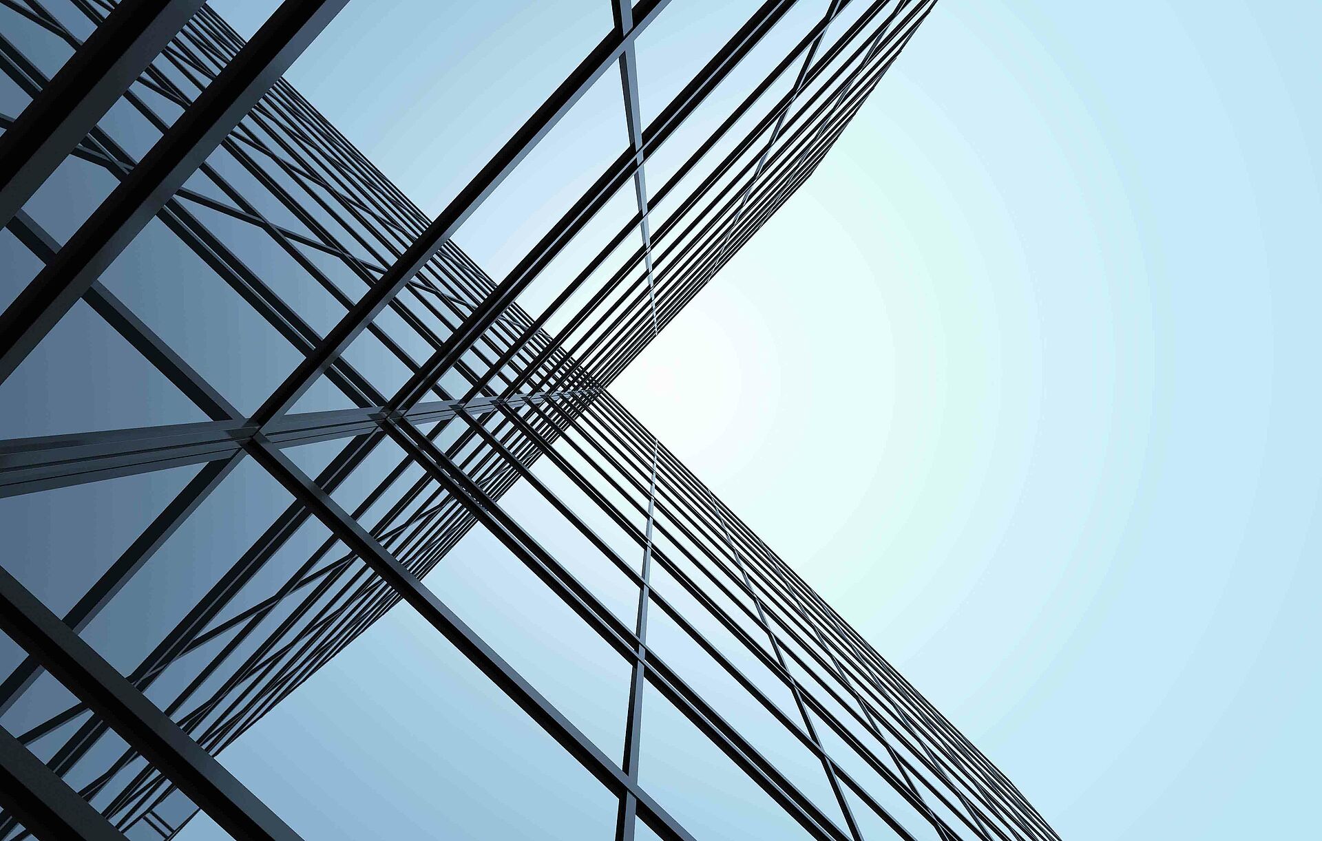 Architektonisches Detail einer spiegelnden Hochhausfassade mit Perspektive nach oben – Symbolbild für den Bereich Consulting bei M2.