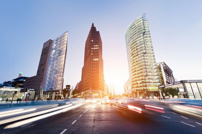 „Modernes Stadtbild am Potsdamer Platz mit M2-Branding und dem Slogan ‚We unleash the potential of your data‘ – M2 als Partner für NextGen BI.“