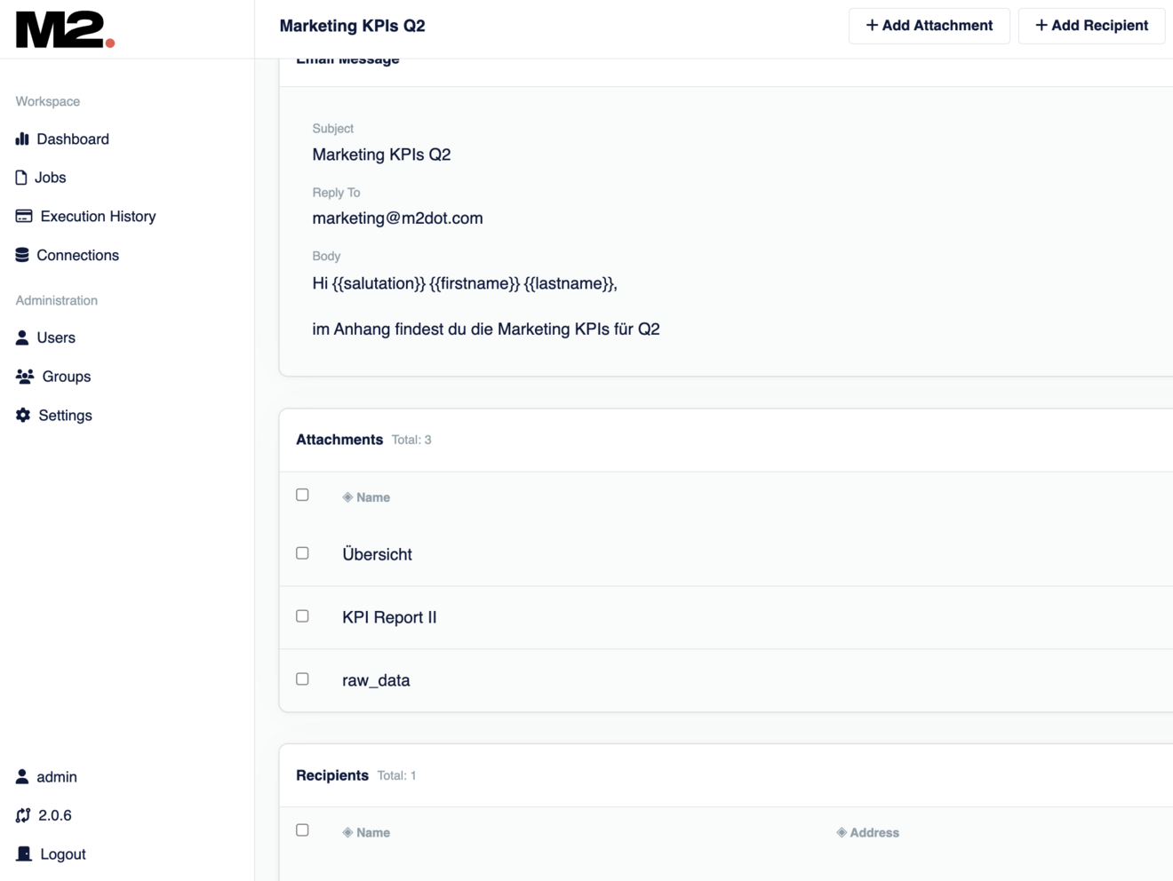 Screenshot der E-Mail-Konfiguration eines Mailings im M2-System mit Betreff ‚Marketing KPIs Q2‘, Mailtext und drei aufgeführten Dateianhängen: ‚Übersicht‘, ‚KPI Report II‘ und ‚raw_data