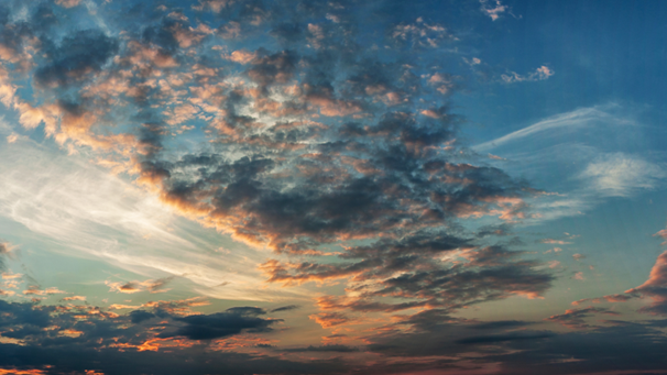„Stimmungsvolle Abendhimmel-Kulisse mit dem Text ‚Tableau Cloud Migration – So migrieren Sie Ihre Daten aus verschiedenen Systemen in Tableau Cloud‘ und M2-Branding.“