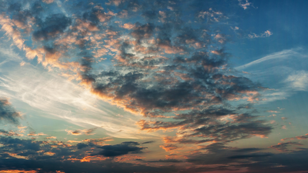 „Stimmungsvolle Abendhimmel-Kulisse mit dem Text ‚Tableau Cloud Migration – So migrieren Sie Ihre Daten aus verschiedenen Systemen in Tableau Cloud‘ und M2-Branding.“